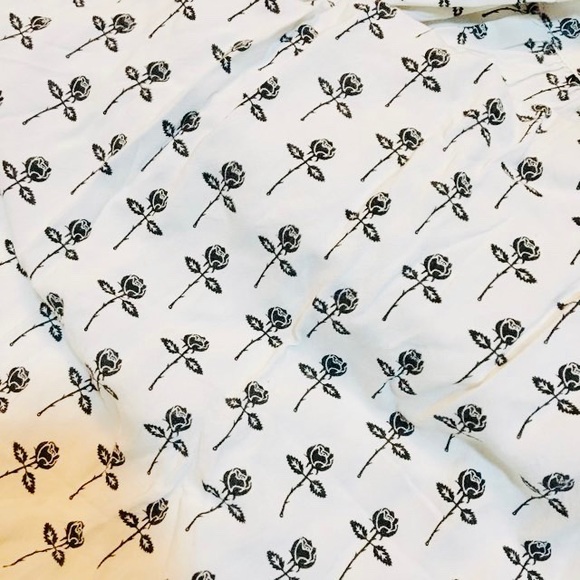 ✨ BLACK AND WHITE ROSES DRESS ✨ - Picture 4 of 5